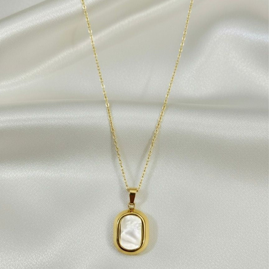 golden frame pearl necklace
